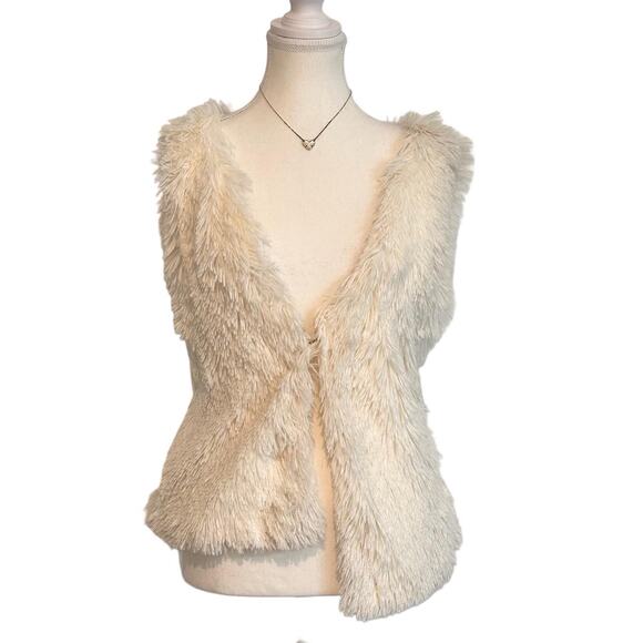 Papaya Vintage White Fur Vest Super Soft & Perfect Fall Staple - Picture 1 of 4